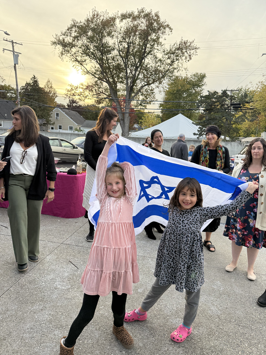 Families gathered around the Shabbat table